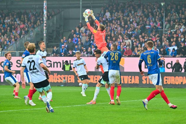 17 04 2026, Soccer, Men, 2 BL Bundesliga , Season 2025 2026, Holstein Kiel 1 FC Kaiserslautern, Matchday 30 Goalkeeper Timon Weiner fishes the ball down Kiel, Holstein Stadion Holstein Stadion Schleswig Holstein Germany