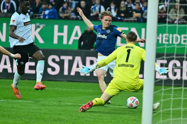 17 04 2026, Soccer, Men, 2 BL Bundesliga , Season 2025 2026, Holstein Kiel 1 FC Kaiserslautern, Matchday 30 Jonas Therkelsen v Goalkeeper Julian Krahl Kiel, Holstein Stadion Holstein Stadion Schleswig Holstein Germany