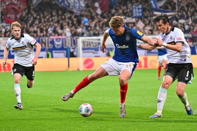 17 04 2026, Football, Men, 2 BL Bundesliga , Season 2025 2026, Holstein Kiel 1 FC Kaiserslautern, Matchday 30 Phil Harres vs Jisoo Kim Kiel, Holstein Stadion Holstein Stadion Schleswig Holstein Germany