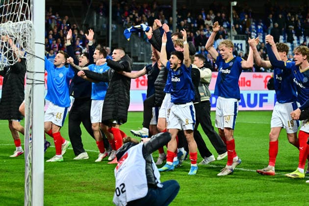 17 04 2026, Soccer, Men, 2 BL Bundesliga , Season 2025 2026, Holstein Kiel 1 FC Kaiserslautern, Matchday 30 The Kiel players celebrate the victory in front of the fan curve Kiel, Holstein Stadion Holstein Stadion Schleswig Holstein Germany