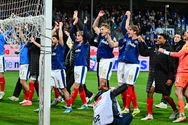 17 04 2026, Soccer, Men, 2 BL Bundesliga , Season 2025 2026, Holstein Kiel 1 FC Kaiserslautern, Matchday 30 The Kiel players celebrate the victory in front of the fan curve Kiel, Holstein Stadion Holstein Stadion Schleswig Holstein Germany