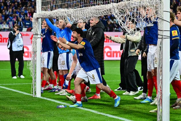 17 04 2026, Soccer, Men, 2 BL Bundesliga , Season 2025 2026, Holstein Kiel 1 FC Kaiserslautern, Matchday 30 The Kiel players celebrate the victory in front of the fan curve, in front Umut Tohumcu Kiel, Holstein Stadion Holstein Stadion Schleswig Holstein Germany