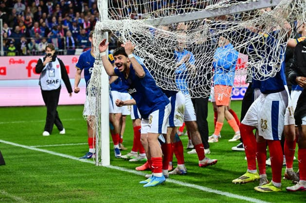 17 04 2026, Soccer, Men, 2 BL Bundesliga , Season 2025 2026, Holstein Kiel 1 FC Kaiserslautern, Matchday 30 The Kiel players celebrate the victory in front of the fan curve, in front Umut Tohumcu Kiel, Holstein Stadion Holstein Stadion Schleswig Holstein Germany