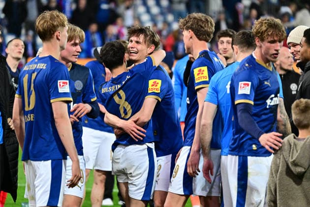 17 04 2026, Soccer, Men, 2 BL Bundesliga , Season 2025 2026, Holstein Kiel 1 FC Kaiserslautern, Matchday 30 The Kiel players celebrate the victory in front of the fan curve Kiel, Holstein Stadion Holstein Stadion Schleswig Holstein Germany