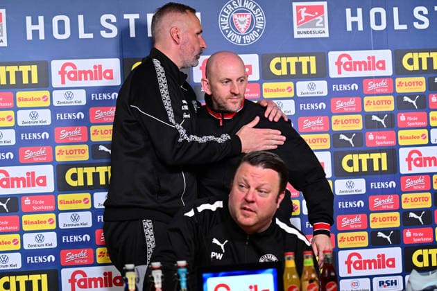 17 04 2026, Football, Men, 2 BL Bundesliga , Season 2025 2026, Holstein Kiel 1 FC Kaiserslautern, 30 Matchday Coach Tim Walter Kiel with Coach Torsten Lieberknecht Kiel, Holstein Stadion Holstein Stadion Schleswig Holstein Germany