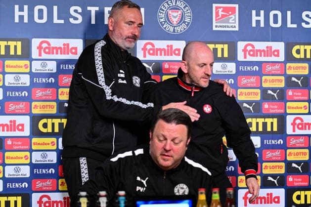 17 04 2026, Football, Men, 2 BL Bundesliga , Season 2025 2026, Holstein Kiel 1 FC Kaiserslautern, 30 Matchday Coach Tim Walter Kiel with Coach Torsten Lieberknecht Kiel, Holstein Stadion Holstein Stadion Schleswig Holstein Germany