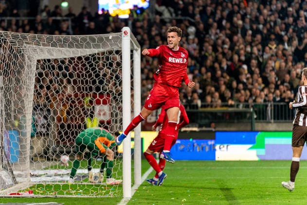 Tor zum 1:1 per Elfmeter Straßstoss Luca Waldschmidt (1. FC Koeln, 07) jubelt Jubel, GER, FC St. Pauli vs. 1. FC Koeln, Fussball, Bundesliga, Spieltag 30, Saison 2025 2026, 17.04.2026 DFL REGULATIONS PROHIBIT ANY USE OF PHOTOGRAPHS AS IMAGE SEQUENCES AND OR QUASI-VIDEO GER, FC St. Pauli vs. 1. FC Koeln, Fussball, Bundesliga, Spieltag 30, Saison 2025 2026, 17.04.2026 Hamburg *** Goal to 1 1 by penalty kick Luca Waldschmidt 1 FC Koeln, 07 cheers jubilation, GER, FC St Pauli vs 1 FC Koeln, Football, Bundesliga, Matchday 30, Season 2025 2026, 17 04 2026 DFL REGULATIONS PROHIBIT ANY USE OF PHOTOGRAPHS AS IMAGE SEQUENCES AND OR QUASI VIDEO GER, FC St Pauli vs 1 FC Koeln, Football, Bundesliga, Matchday 30, Season 2025 2026, 17 04 2026 Hamburg Copyright: xEibner-Pressefoto MaxxVincenx EP_MVN