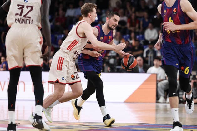 April 17, 2026, Barcelona, Barcelona, Spain: Tomas Satoransky of FC Barcelona, Barca and Justus Hollatz of FC Bayern Munich in action during the EuroLeague Regular Season Round 38 match played between FC Barcelona and FC Bayern Munich at Palau Blaugrana on April 17, 2026 in Barcelona, Spain. Barcelona Spain - ZUMAa181 20260417_zaa_a181_285 Copyright: xJavierxBorregox