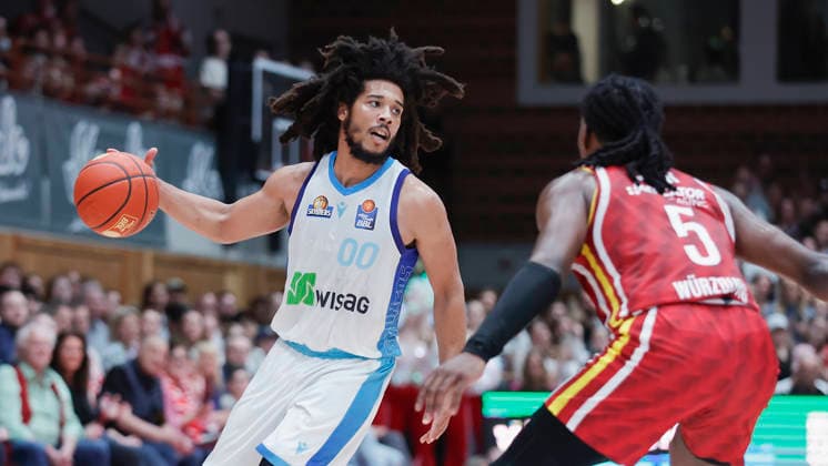 In the picture from left Tyger Campbell Frankfurt Skyliners, 00 on the ball against Marcus Carr Wuerzburg Baskets, 5 17 04 2026, Fitness First Wuerzburg Baskets vs SKYLINERS Frankfurt, easyCredit BBL, Matchday 30, Germany, 97072, tectake Arena Wuerzburg, Copyright: HMBxMedia xJulienxBecker