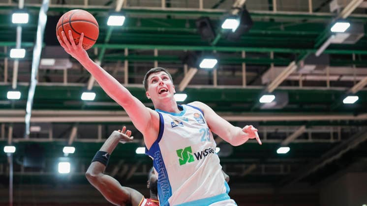 In the picture from left Eddy Edigin Wuerzburg Baskets, 27 against Jacob Knauf Frankfurt Skyliners, 25 on the ball 17 04 2026, Fitness First Wuerzburg Baskets vs SKYLINERS Frankfurt, easyCredit BBL, Matchday 30, Germany, 97072, tectake Arena Wuerzburg, Copyright: HMBxMedia xJulienxBecker