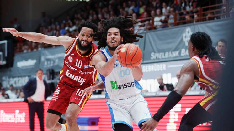 In the picture from left Davion Mintz Wuerzburg Baskets, 10 , Tyger Campbell Frankfurt Skyliners, 00 on the ball and Marcus Carr Wuerzburg Baskets, 5 17 04 2026, Fitness First Wuerzburg Baskets vs SKYLINERS Frankfurt, easyCredit BBL, Matchday 30, Germany, 97072, tectake Arena Wuerzburg, Copyright: HMBxMedia xJulienxBecker