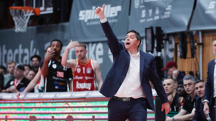 In the picture Head Coach Sasa Filipovski Wuerzburg Baskets with instructions 17 04 2026, Fitness First Wuerzburg Baskets vs SKYLINERS Frankfurt, easyCredit BBL, Matchday 30, Germany, 97072, tectake Arena Wuerzburg, Copyright: HMBxMedia xJulienxBecker