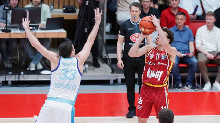 In the picture from left Ryan Hawkins Frankfurt Skyliners, 33 against Brae Ivey Wuerzburg Baskets, 11 17 04 2026, Fitness First Wuerzburg Baskets vs SKYLINERS Frankfurt, easyCredit BBL, Matchday 30, Germany, 97072, tectake Arena Wuerzburg, Copyright: HMBxMedia xJulienxBecker