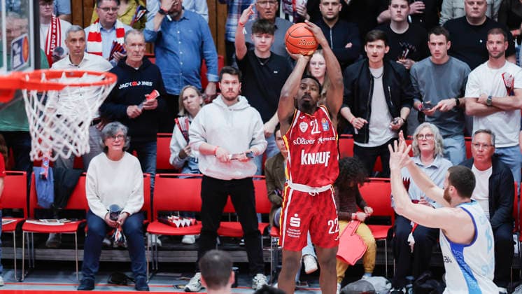 In the picture Johnathan Stove Wuerzburg Baskets, 22 with the three-pointer 17 04 2026, Fitness First Wuerzburg Baskets vs SKYLINERS Frankfurt, easyCredit BBL, Matchday 30, Germany, 97072, tectake Arena Wuerzburg, Copyright: HMBxMedia xJulienxBecker