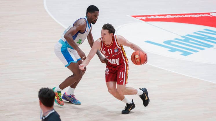 In the picture from left William Christmas Frankfurt Skyliners, 8 against Brae Ivey Wuerzburg Baskets, 11 on the ball 17 04 2026, Fitness First Wuerzburg Baskets vs SKYLINERS Frankfurt, easyCredit BBL, Matchday 30, Germany, 97072, tectake Arena Wuerzburg, Copyright: HMBxMedia xJulienxBecker