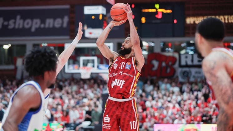 In the picture Davion Mintz Wuerzburg Baskets, 10 with the three-pointer 17 04 2026, Fitness First Wuerzburg Baskets vs SKYLINERS Frankfurt, easyCredit BBL, Matchday 30, Germany, 97072, tectake Arena Wuerzburg, Copyright: HMBxMedia xJulienxBecker