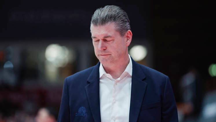 In the picture disappointment at Head Coach Klaus Perwas Frankfurt Skyliners 17 04 2026, Fitness First Wuerzburg Baskets vs SKYLINERS Frankfurt, easyCredit BBL, Matchday 30, Germany, 97072, tectake Arena Wuerzburg, Copyright: HMBxMedia xJulienxBecker