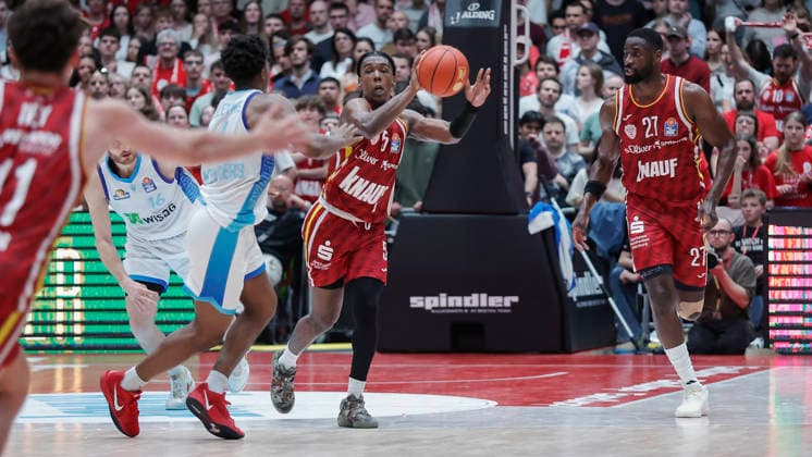 In the picture Marcus Carr Wuerzburg Baskets, 5 on the ball 17 04 2026, Fitness First Wuerzburg Baskets vs SKYLINERS Frankfurt, easyCredit BBL, Matchday 30, Germany, 97072, tectake Arena Wuerzburg, Copyright: HMBxMedia xJulienxBecker