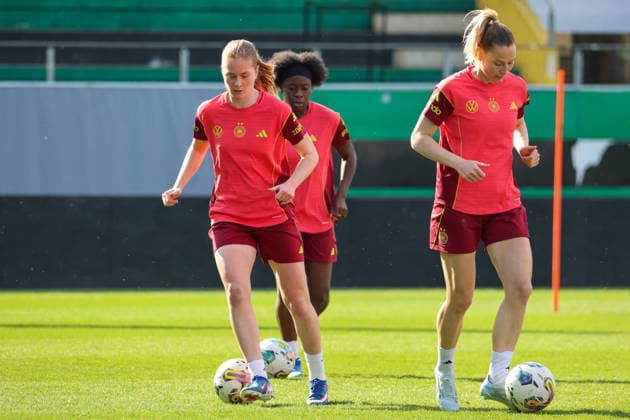 Ried im Innkreis, Austria 17 April 2026 Preparation for the womens World Cup qualifier Austria vs Germany Final training In the picture from left Sjoeke Nüsken Nuesken Germany , Nicole Anyomi Germany and Sarai Linder Germany Copyright: HMBxMedia MadeleinexFantini