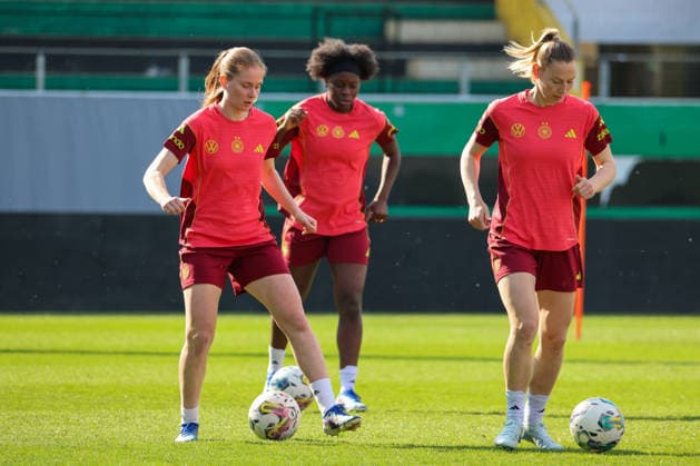Ried im Innkreis, Austria 17 April 2026 Preparation for the womens World Cup qualifier Austria vs Germany Final training In the picture from left Sjoeke Nüsken Nuesken Germany , Nicole Anyomi Germany and Sarai Linder Germany Copyright: HMBxMedia MadeleinexFantini