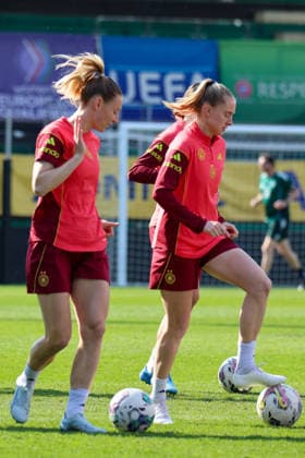 Ried im Innkreis, Austria 17 April 2026 Preparation for the womens World Cup qualifier Austria vs Germany Final training In the picture from left Sarai Linder Germany and Janina Minge Germany Copyright: HMBxMedia MadeleinexFantini