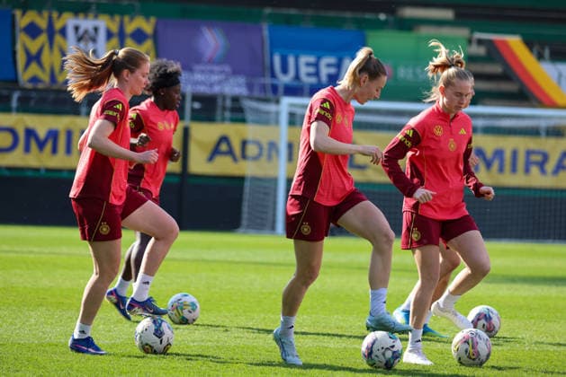 Ried im Innkreis, Austria 17 April 2026 Preparation for the womens World Cup qualifier Austria vs Germany Final training In the picture from left Sjoeke Nüsken Nuesken Germany , Sarai Linder Germany and Janina Minge Germany Copyright: HMBxMedia MadeleinexFantini