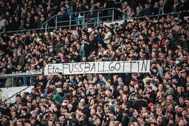 Fußball Männer Saison 2025 2026 Fußball-Bundesliga 30. Spieltag FC St. Pauli vs. 1. FC Köln 17.04.2026 Fans von St. Pauli mit einem Banner Eta-Fußballgöttin Marie-Louise Eta Hamburg Millerntor-Stadion Hamburg Deutschland *** Soccer Men Season 2025 2026 Soccer Bundesliga 30 Matchday FC St Pauli vs 1 FC Köln 17 04 2026 Fans of St Pauli with a banner Eta Football Goddess Marie Louise Eta Hamburg Millerntor Stadion Hamburg Germany