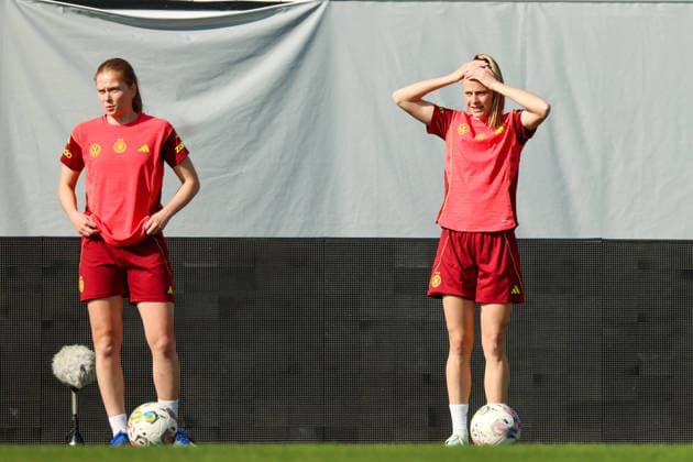 Ried im Innkreis, Austria 17 April 2026 Preparation for the womens World Cup qualifier Austria vs Germany Final training In the picture from left Sjoeke Nüsken Nuesken Germany and Vivien Endemann Germany Copyright: HMBxMedia MadeleinexFantini
