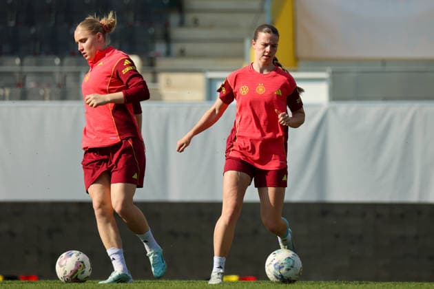 Ried im Innkreis, Austria 17 April 2026 Preparation for the womens World Cup qualifier Austria vs Germany Final training In the picture from left Jella Veit Germany and Sarah Mattner Trembleau Germany Copyright: HMBxMedia MadeleinexFantini