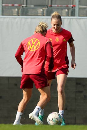 Ried im Innkreis, Austria 17 April 2026 Preparation for the womens World Cup qualifier Austria vs. Germany Final training In the picture from left Linda Dallmann Germany and Laura Freigang Germany Copyright: HMBxMedia MadeleinexFantini