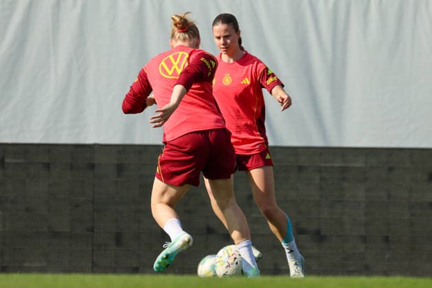 Ried im Innkreis, Austria 17 April 2026 Preparation for the womens World Cup qualifier Austria vs Germany Final training In the picture from left Jella Veit Germany and Sarah Mattner Trembleau Germany Copyright: HMBxMedia MadeleinexFantini