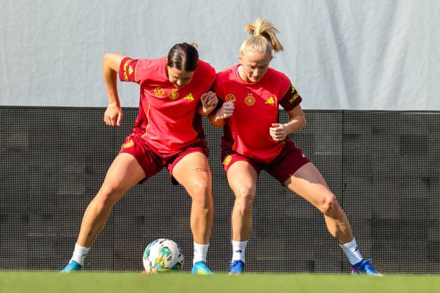 Ried im Innkreis, Austria 17 April 2026 Preparation for the womens World Cup qualifier Austria vs Germany Final training In the picture from left Larissa Mühlhaus Muehlhaus Germany and Lea Schüller Schueller Germany Copyright: HMBxMedia MadeleinexFantini