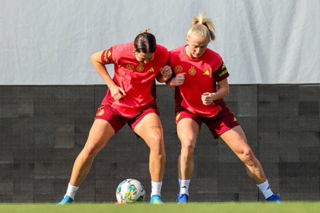 Ried im Innkreis, Austria 17 April 2026 Preparation for the womens World Cup qualifier Austria vs Germany Final training In the picture from left Larissa Mühlhaus Muehlhaus Germany and Lea Schüller Schueller Germany Copyright: HMBxMedia MadeleinexFantini