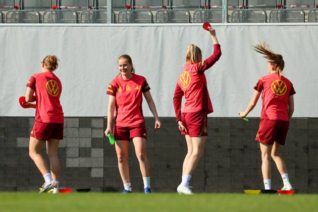 Ried im Innkreis, Austria 17 April 2026 Preparation for the womens World Cup qualifier Austria vs. Germany Final training In the picture from left the second Sjoeke Nüsken Nuesken Germany with her teammates Copyright: HMBxMedia MadeleinexFantini