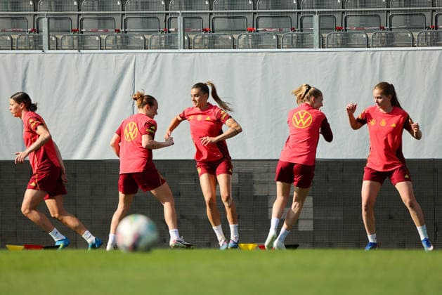 Ried im Innkreis, Austria 17 April 2026 Preparation for the womens World Cup qualifier Austria vs Germany final training In the picture from left Larissa Mühlhaus Muehlhaus Germany , Lisanne Gräwe Graewe Germany , Selina Cerci Germany , Sarai Linder Germany and Sjoeke Nüsken Nuesken Germany Copyright: HMBxMedia MadeleinexFantini