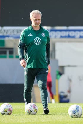 Ried im Innkreis, Austria 17 April 2026 Preparation for the womens World Cup qualifier Austria vs Germany Final training In the picture national coach Christian Wück Wueck Germany Copyright: HMBxMedia MadeleinexFantini