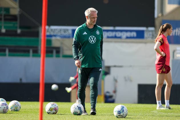 Ried im Innkreis, Austria 17 April 2026 Preparation for the womens World Cup qualifier Austria vs Germany Final training In the picture national coach Christian Wück Wueck Germany Copyright: HMBxMedia MadeleinexFantini