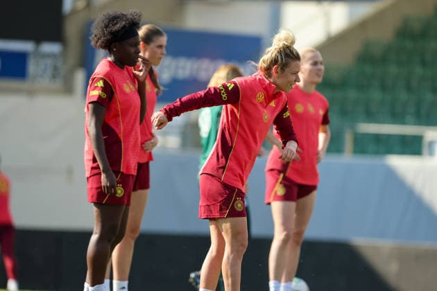 Ried im Innkreis, Austria 17 April 2026 Preparation for the womens World Cup qualifier Austria vs Germany Final training In the picture from left Nicole Anyomi Germany and Linda Dallmann Germany Copyright: HMBxMedia MadeleinexFantini
