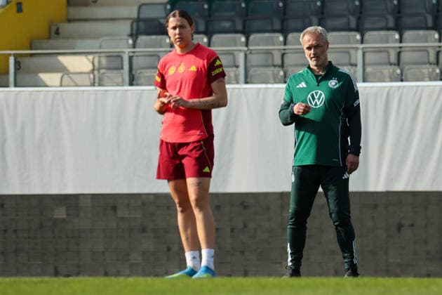Ried im Innkreis, Austria 17 April 2026 Preparation for the womens World Cup qualifier Austria vs Germany Final training In the picture from left Larissa Mühlhaus Muehlhaus Germany and national coach Christian Wück Wueck Germany Copyright: HMBxMedia MadeleinexFantini