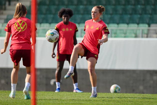 Ried im Innkreis, Austria 17 April 2026 Preparation for the womens World Cup qualifier Austria vs Germany Final training In the picture from left Vivien Endemann Germany and Lisanne Gräwe Graewe Germany Copyright: HMBxMedia MadeleinexFantini