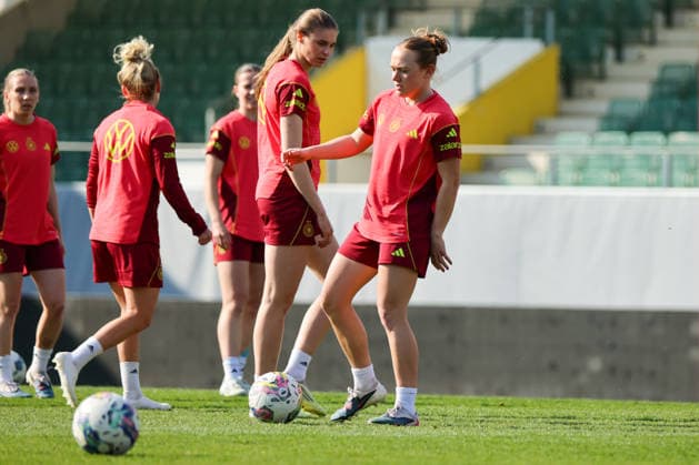 Ried im Innkreis, Austria 17 April 2026 Preparation for the womens World Cup qualifier Austria vs Germany Final training In the picture from left Jule Brand Germany and Lisanne Gräwe Graewe Germany Copyright: HMBxMedia MadeleinexFantini