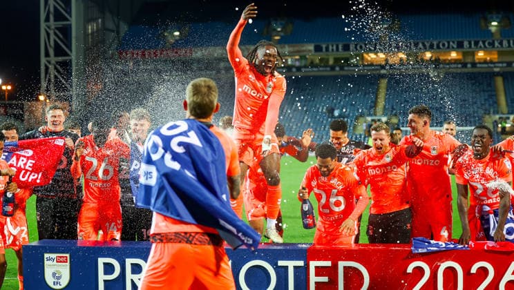 Blackburn Rovers v Coventry City, EFL Sky Bet Championship Coventry City players celebrate their promotion to the Premier League during the EFL Sky Bet Championship match between Blackburn Rovers and Coventry City at Ewood Park, Blackburn, UK on 17 April 2026. Editorial use only DataCo restrictions apply See www.football-dataco.com , Copyright: xSimonxDaviesx PSI-24084-0148
