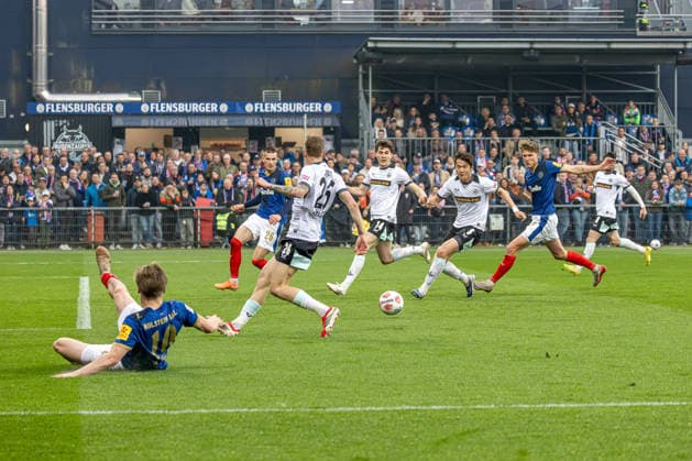 17 04 2026 Soccer 2 Bundesliga Men Season 2025 2026 30 Matchday Holstein Kiel 1 FC Kaiserslautern Kiel in blue, Kaiserslautern in white A great pass from Jonas Therkelsen in the foreground, but it didnt find a recipient in the middle Kiel Holstein Stadium, Westring 501 Schleswig Holstein Germany