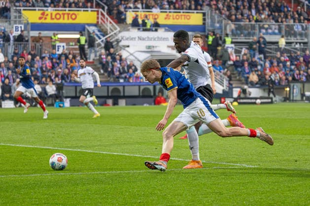 17 04 2026 Soccer 2 Bundesliga Men Season 2025 2026 30 Matchday Holstein Kiel 1 FC Kaiserslautern Kiel in blue, Kaiserslautern in white Center Maxwell Gyamfi back , Jonas Therkelsen Kiel Holstein Stadion, Westring 501 Schleswig Holstein Germany