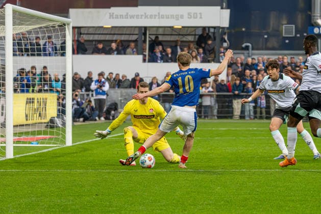 17 04 2026 Soccer 2 Bundesliga Men Season 2025 2026 30 Matchday Holstein Kiel 1 FC Kaiserslautern Kiel in blue, Kaiserslautern in white Center Julian Krahl, Jonas Therkelsen Kiel Holstein Stadion, Westring 501 Schleswig Holstein Germany