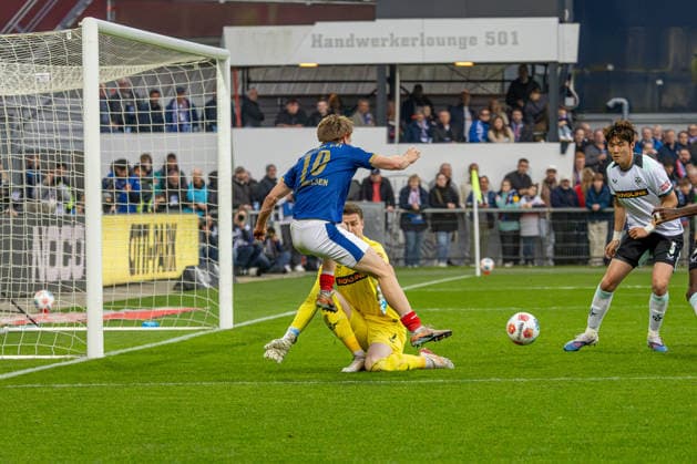 17 04 2026 Soccer 2 Bundesliga Men Season 2025 2026 30 Matchday Holstein Kiel 1 FC Kaiserslautern Kiel in blue, Kaiserslautern in white Center Julian Krahl, Jonas Therkelsen Kiel Holstein Stadion, Westring 501 Schleswig Holstein Germany