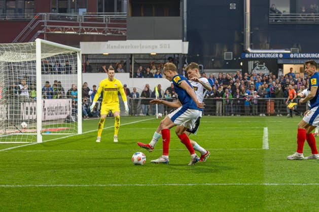 17 04 2026 Soccer 2 Bundesliga Men Season 2025 2026 30 Matchday Holstein Kiel 1 FC Kaiserslautern Kiel in blue, Kaiserslautern in white Center Paul Joly back , Kasper Davidsen Kiel Holstein Stadion, Westring 501 Schleswig Holstein Germany