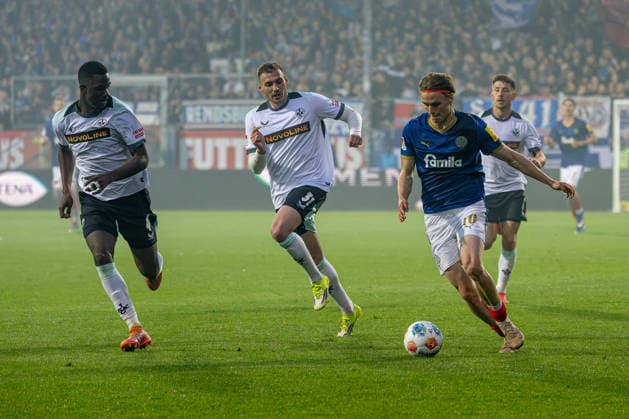 17 04 2026 Soccer 2 Bundesliga Men Season 2025 2026 30 Matchday Holstein Kiel 1 FC Kaiserslautern Kiel in blue, Kaiserslautern in white V l n r Maxwell Gyamfi, Luca Sirch, Jonas Therkelsen Kiel Holstein Stadion, Westring 501 Schleswig Holstein Germany