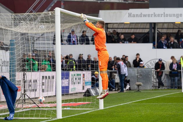 17 04 2026 Soccer 2 Bundesliga Men Season 2025 2026 30 Matchday Holstein Kiel 1 FC Kaiserslautern Kiel in blue, Kaiserslautern in white Timon Weiner, Holstein Kiel Kiel Holstein Stadion, Westring 501 Schleswig Holstein Germany