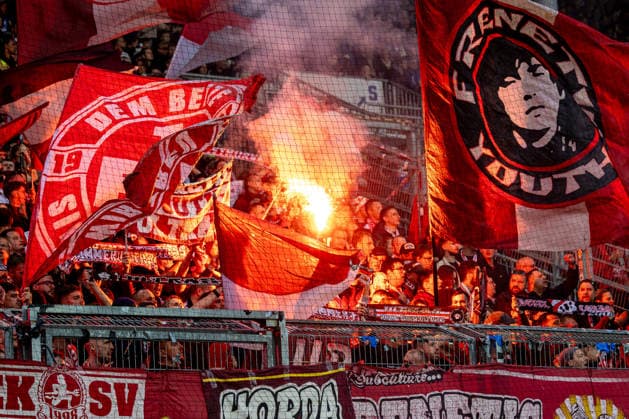 17 04 2026 Soccer 2 Bundesliga Men Season 2025 2026 30 Matchday Holstein Kiel 1 FC Kaiserslautern Kiel in blue, Kaiserslautern in white Pyrotechnics in the block of 1 FC Kaiserslautern Kiel Holstein Stadion, Westring 501 Schleswig Holstein Germany